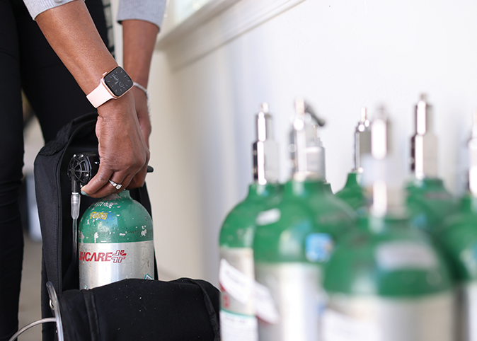 Oxygen therapy machine with tubes for PAH