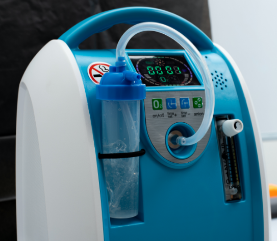 Oxygen therapy machine with tubes for PAH